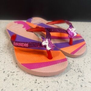 HAVAIANAS Kids Colorblock Unicorn Charm Glitter Flip Flops | Pink Purple Orange